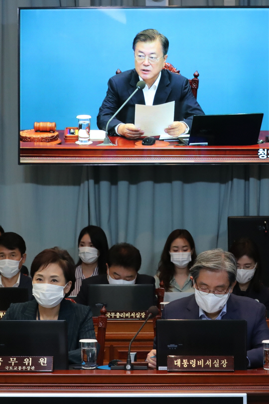 노영민(앞줄 오른쪽) 대통령 비서실장과 김현미 국토교통부 장관이 7일 오전 청와대에서 열린 국무회의에서 문재인 대통령의 발언을 듣고 있다. 뒤쪽 모니터에 발언을 하는 문 대통령의 모습이 보인다.  연합뉴스