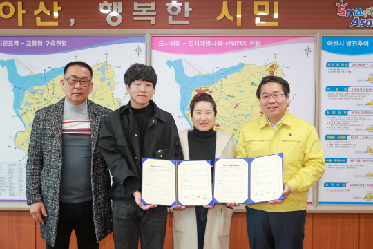 지난 2월 충남 아산시청에서 이민식(왼쪽) 전 온양온천라이온스클럽 회장 가족이 오세현(오른쪽) 아산시장과 소외계층 백미 기증 협약을 맺고 기념촬영을 하고 있다.  아산시청 제공
