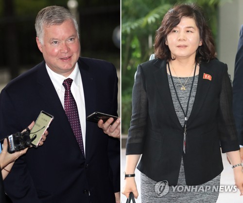 (서울=연합뉴스) 최선희 외무성 제1부상이 지난 7월 4일 발표한 담화에서 “조미(북미) 대화를 저들의 정치적 위기를 다뤄나가기 위한 도구로밖에 여기지 않는 미국과는 마주 앉을 필요가 없다”고 밝혔다고 조선중앙통신이 전했다.그의 담화는 스티븐 비건 미국 국무부 부장관 겸 대북 특별대표가 7~9일 한국을 방문할 것으로 알려진 상황에서 나와 미측에 경고 및 압박성 메시지를 보낸 것이란 분석이 나온다.사진은 2018년 9월 15일 외교부 이도훈 한반도평화교섭본부장과 회동하기 위해 외교부 청사에 들어서는 스티븐 비건 미 대북정책 특별대표(왼쪽)와 1차 북미정상회담을 하루 앞둔 6월 11일 성 김 주 필리핀 미국 대사를 만나기 위해 싱가포르 리츠칼튼 밀레니아호텔로 들어서는 최선희 북한 외무성 부상. [연합뉴스 자료사진]