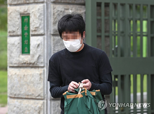 (의왕=연합뉴스) 류영석 기자 = 세계 최대 아동 성 착취물 사이트 ‘웰컴 투 비디오’ 운영자인 손정우 씨가 6일 오후 법원의 미국 송환 불허 결정으로 석방되어 경기도 의왕 서울구치소를 나서고 있다. 2020.7.6