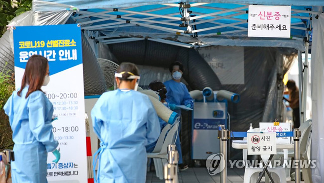 (서울=연합뉴스) 6일 오후 서울 서초구보건소에 마련된 코로나19 선별진료소에서 의료진이 이야기를 하며 걸어가고 있다. 2020.7.6
