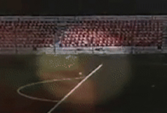 러시아 프로축구팀 선수 이반 자크보로브스키(16) 머리 위로 벼락이 떨어지는 모습 [즈나미아 트루다 페이스북 동영상 캡처. 재판매 및 DB 금지]