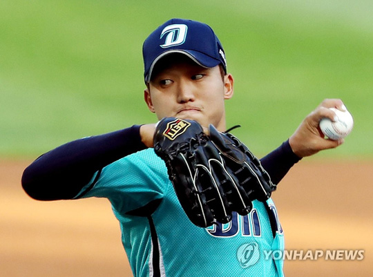 (인천=연합뉴스) 7일 인천 SK행복드림구장에서 열린 프로야구 인천 SK 와이번스와 창원 NC 다이노스의 경기. 1회말 NC 선발투수 구창모가 역투하고 있다. 2020.7.7