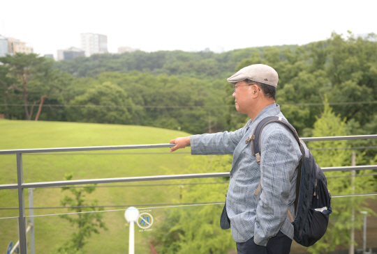 박병원 안민정책포럼 이사장이 서울 강남구 선릉로 디캠프 발코니에서 선정릉을 내려다보고 있다.