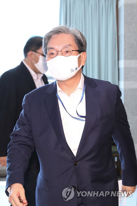 노영민 비서실장이 7월 6일 오후 청와대에서 열린 수석·보좌관 회의에 참석하고 있다. [연합뉴스 자료사진]