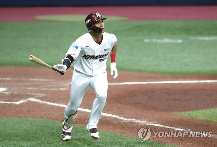 (서울=연합뉴스) 8일 서울 고척스카이돔에서 열린 2020 KBO리그 삼성 라이온즈와 키움 히어로즈의 경기.7회 말 무사 1, 2루 상황에서 키움 이정후가 3점 홈런을 친 뒤 타구를 보고 있다. 2020.7.8