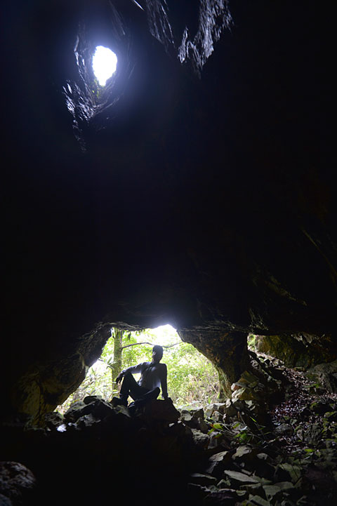 전남 강진 덕룡산에는 고대 유적처럼 숨겨진 공간인 용혈(龍穴·용굴)이 있다. 고려 때 은퇴한 당대 최고의 고승들의 수도처였던 곳이다. 강진에서 유배생활을 하던 다산은 고려 때 승려 천책이 남긴 시문에 반해 그의 자취를 좇고자 해마다 한 번씩 제자를 데리고 이곳을 다녀갔다. 해골처럼 두 개의 구멍이 뚫린 용혈은 안쪽 공간이 제법 넓고 높다. 동굴 한쪽에는 하늘로 뚫린 구멍이 있는데 이 구멍으로 용이 승천했다는 이야기가 전해진다.