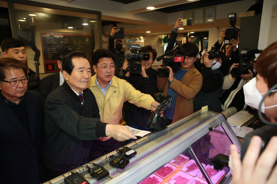 지난 2월 정세균 국무총리와 엄태준 경기 이천시장이 이천시 장호원읍에 있는 전통시장을 방문해 온누리상품권으로 물건을 구매하고 있다.  이천시 제공