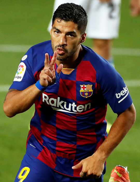 FC 바르셀로나의 루이스 수아레스가 9일 오전(한국시간) 스페인 바르셀로나의 캄프 누에서 열린 에스파뇰과의 프리메라리가 홈경기에서 후반 11분 결승골을 터트린 뒤 세리머니를 펼치고 있다.  EPA연합뉴스