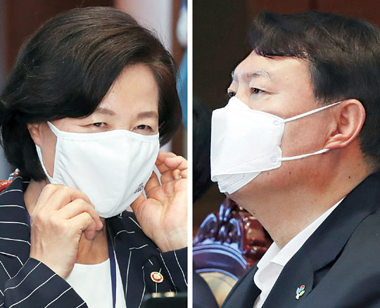 ‘검언유착 의혹’ 사건 수사를 놓고 벌어진 추미애(왼쪽 사진) 법무부 장관과 윤석열 검찰총장의 충돌이 9일 오전 윤 총장이 추 장관의 수사지휘를 사실상 수용하면서 일단은 봉합되는 모습으로 흘러가고 있다. 지난 6월 22일 청와대에서 열린 제6차 공정사회 반부패정책협의회에 참석한 추 장관이 미소를 짓고 있는 반면에 윤 총장은 굳은 표정을 나타내고 있다.  뉴시스