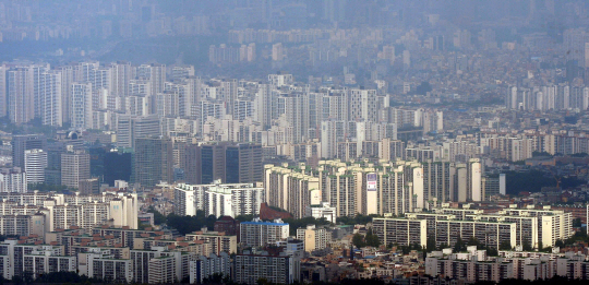 9일 오전 경기 광주시 남한산성에서 바라본 서울 강남구 대치동 일대에 이른바 ‘똘똘한 한 채’로 불리는 수십억 원대 아파트들이 빽빽이 들어서 있다. 신창섭 기자