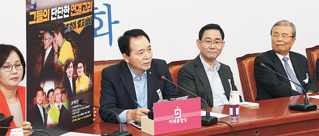 9일 오전 국회에서 열린 미래통합당 비상대책위원회에서 성일종(왼쪽 두 번째) 의원이 이혁진 전 옵티머스자산운용 대표가 문재인 대통령 베트남 방문 행사에 참여한 사진을 공개하며 의혹을 제기하고 있다. 김선규 기자