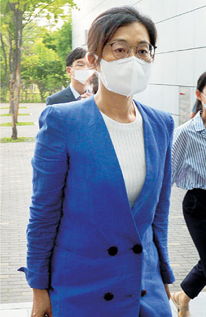 은수미 성남시장이 9일 오전 대법원의 정치자금법 위반 혐의에 대한 벌금 300만 원 2심 선고의 파기 환송 판결로 시장직 상실 위기를 넘긴 가운데 경기 성남시 중원구 성남시청으로 출근하고 있다.  신창섭 기자