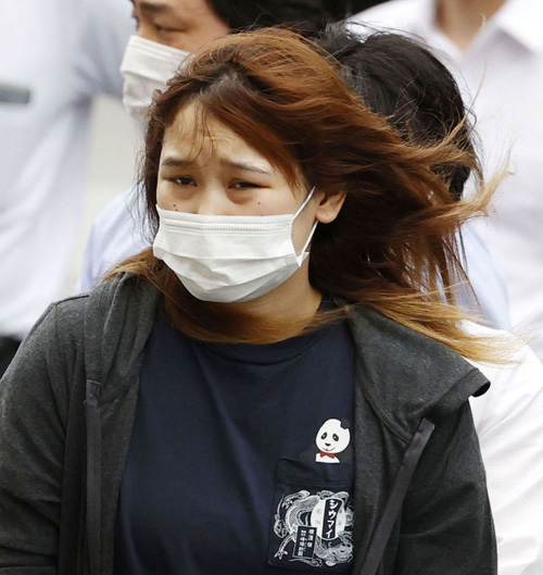 (도쿄 교도=연합뉴스) 남자 친구를 만나기 위해 세 살배기 딸을 홀로 내버려 두고 여행을 가거나 제대로 돌보지 않아 숨지게 한 혐의를 받는 가케하시 사키(梯沙希·만 24세)가 7일 도쿄도(東京都) 가마타(蒲田)경찰서로 들어가고 있다. 2020.7.8