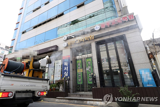 (광주=연합뉴스) 2020년 7월 8일 오전 광주 동구 대의동 고시학원 밀집가에서 방역차가 소독약을 살포하고 있다. 인근에 자리한 광주고시학원에서는 최근 다수 수강생이 코로나19 확진 판정을 받았다. [연합뉴스 자료사진]
