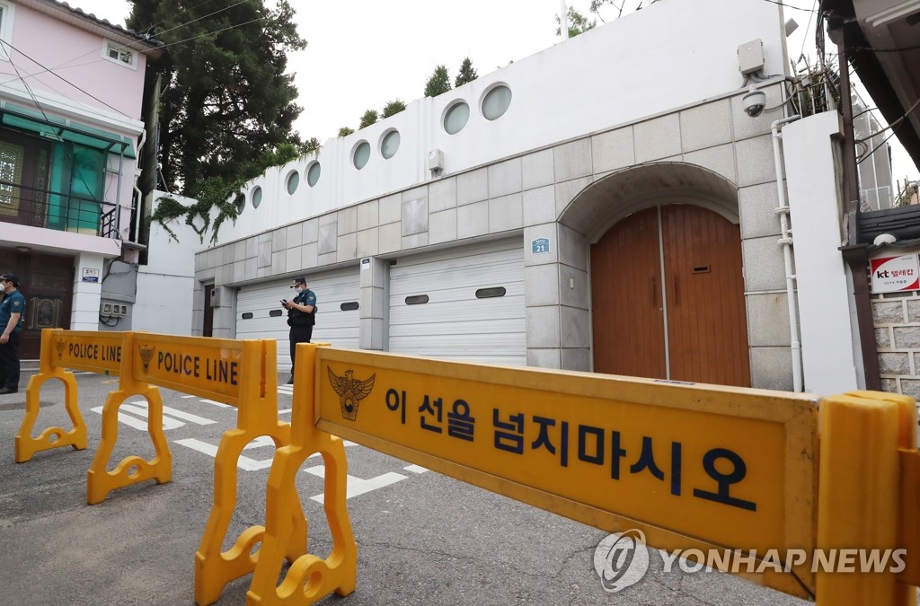 경찰에 박원순 서울시장이 실종됐다는 신고가 들어온 9일 오후 서울 종로구 가회동에 위치한 서울시장 공관에 폴리스라인이 설치되어 있다.