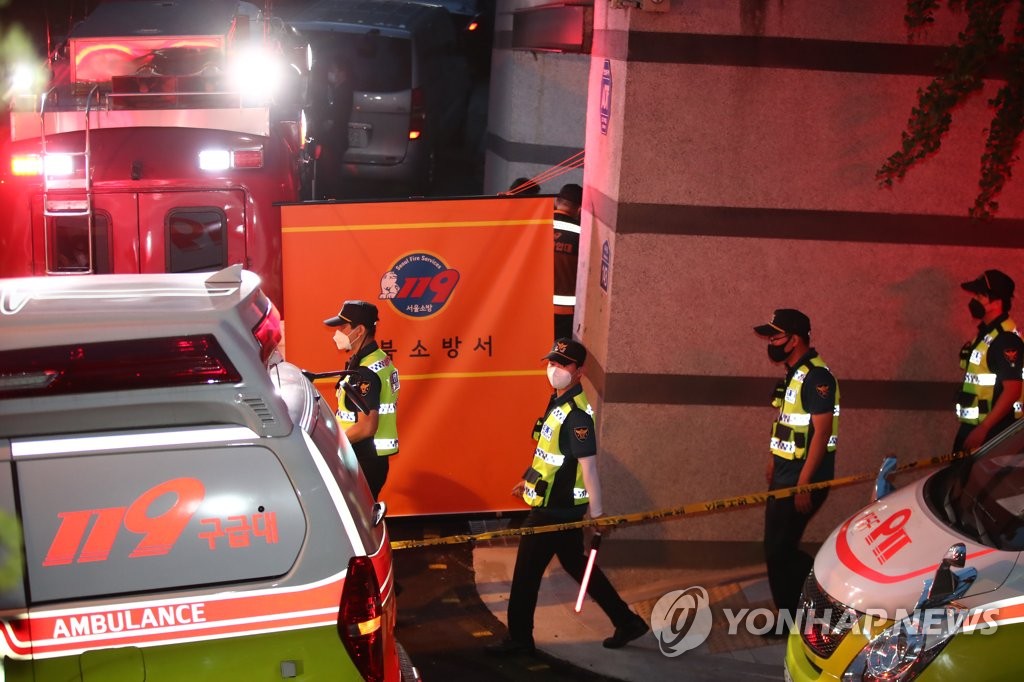 경찰에 박원순 서울시장이 실종됐다는 신고가 들어온 9일 오후 서울 성북구 성북동에 출동한 119 구조대 구조본부 앞을 경찰 기동대원들이 이동하고 있다.