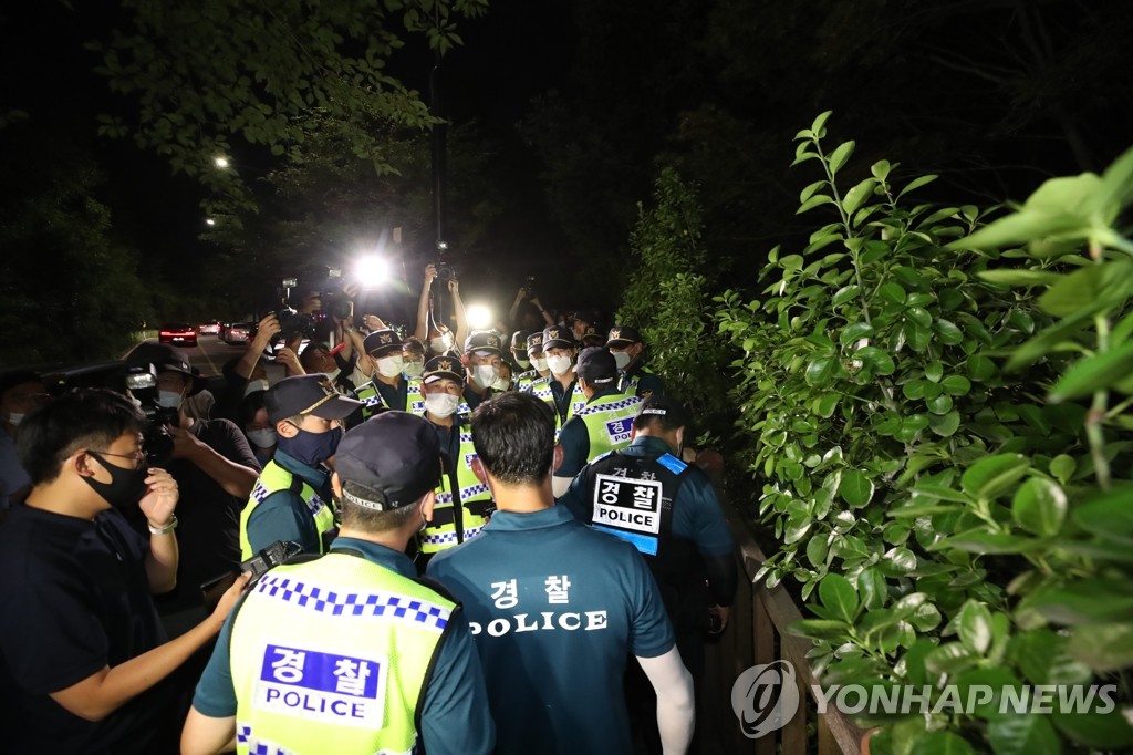 경찰에 박원순 서울시장이 실종됐다는 신고가 들어온 9일 오후 서울 종로구 와룡공원 일대에서 경찰이 야간수색을 하고 있다.
