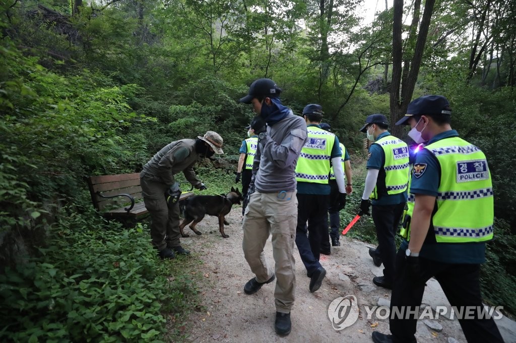 경찰에 박원순 서울시장이 실종됐다는 신고가 들어온 9일 오후 서울 종로구의 와룡공원 인근에서 경찰특공대 수색견이 현장에 투입되고 있다.