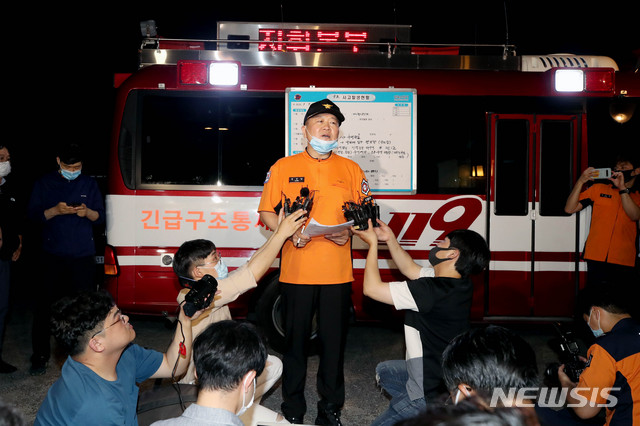 정진항 성북소방서 현장대응단장이 9일 오후 서울 성북구 가구박물관에 마련된 현장대책본부에서 박원순 서울시장 수색상황을 브리핑하고 있다.