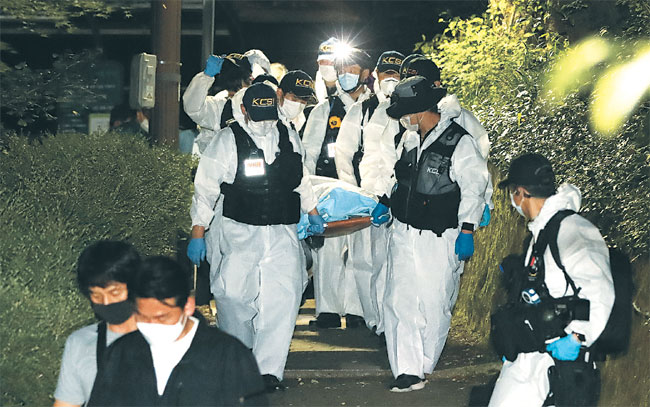 경찰과학수사대원들이 10일 0시쯤 서울 북악산 숙정문 인근에서 발견된 박원순 서울시장의 시신을 옮기고 있다. 아래 사진은 박 시장 공관에서 발견된 유언장.  연합뉴스