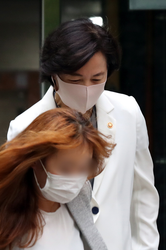 윤석열 검찰총장이 ‘검언유착 의혹’ 사건에 대해 수사지휘를 사실상 수용하면서 관련 파동이 일단락된 가운데 10일 오전 추미애 법무부 장관이 서울 광진구 자택을 나서고 있다. 뉴시스