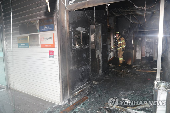 (고흥=연합뉴스) 형민우 기자 = 10일 오전 전남 고흥군 고흥읍 한 병원 1층에서 원인을 알 수 없는 불이 나 소방대원들이 응급실에 진입해 정리 작업을 하고 있다. 이날 불로 2명이 숨지고 56명이 부상해 병원에 옮겨져 치료를 받고 있다.