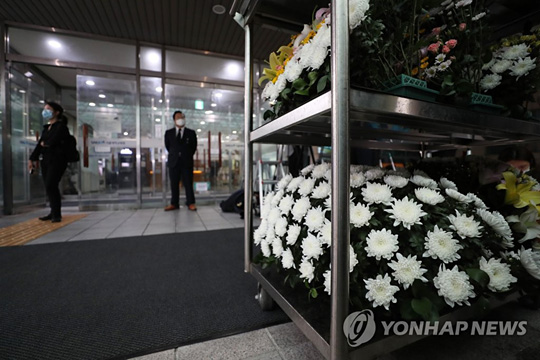 (서울=연합뉴스) 박원순 서울시장이 숨진 채 발견된 10일 오전 박 시장의 빈소가 마련될 예정인 서울 종로구 서울대병원 장례식장 앞에서 헌화를 위한 국화꽃이 옮겨지고 있다.
