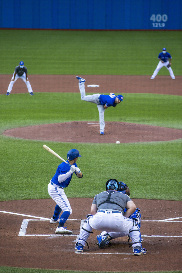 토론토 블루제이스의 투수 줄리안 메리웨더가 10일 오전(한국시간) 캐나다 토론토의 로저스센터에서 열린 연습경기에서 공을 던지고 있다.  AP 연합뉴스