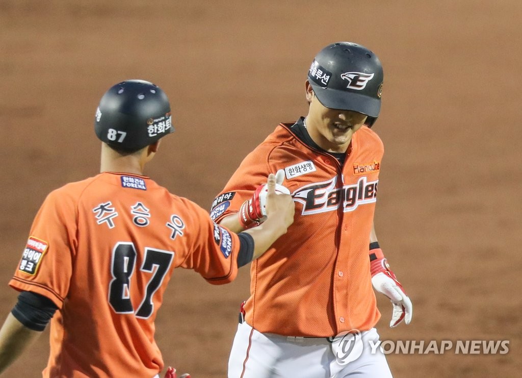 (대전=연합뉴스) 김연수 기자 = 10일 오후 대전 한화생명 이글스파크에서 열린 프로야구 SK - 한화 경기. 5회 말 한화 공격, 1사후 장운호가 솔로 홈런을 날리고 홈으로 들어가고 있다. 2020.7.10