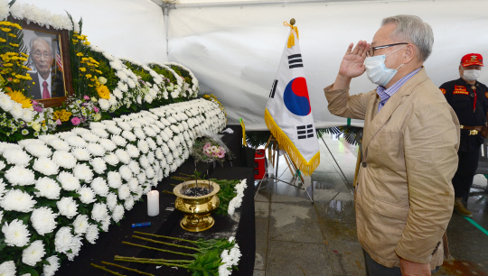 13일 오전 서울 종로구 세종대로 광화문광장에 마련된 ‘6·25전쟁 영웅’ 백선엽 장군 시민분향소에서 한 시민이 거수경례를 하고 있다.