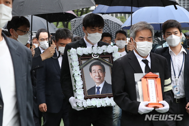 [서울=뉴시스]고 박원순 서울특별시장의 영현이 13일 서울시청에서 영결식을 마친 후 서울추모공원으로 봉송되고 있다. 2020.07.13.