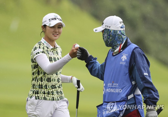 (부산=연합뉴스) 12일 부산 기장 스톤게이트 CC에서 열린 KLPGA투어 ‘아이에스동서 부산오픈’ 2라운드에서 박현경이 18번 홀에서 퍼팅을 하고 캐디와 주먹인사를 하고 있다. 2020.7.12