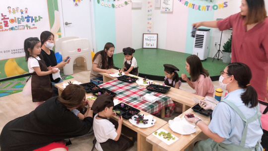 지난 10일 안산시 단원구 원곡동 ‘초록놀이터 하다’에서 아이들이 선생님을 따라 과일로 키위 우주선을 만들고 있다.