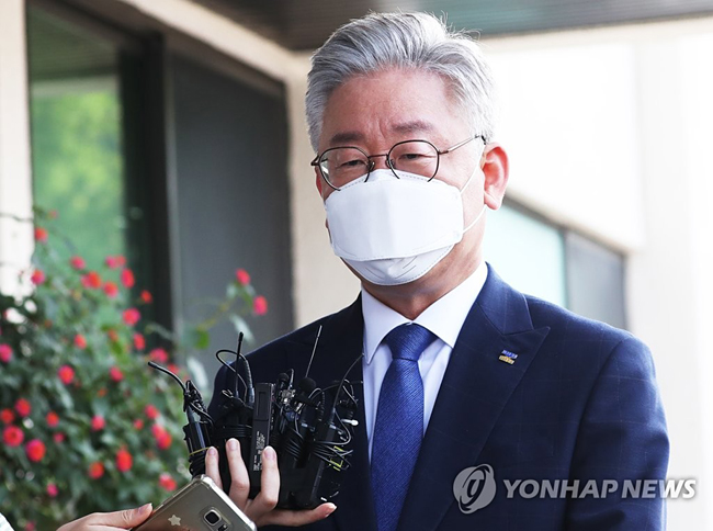 (수원=연합뉴스)  ‘친형 강제입원’과 관련한 허위사실 공표 혐의 사건에 대한 대법원 선고일인 16일 오전 이재명 경기도지사가 경기도 수원시 경기도청으로 출근하며 취재진 질문에 답하고 있다.