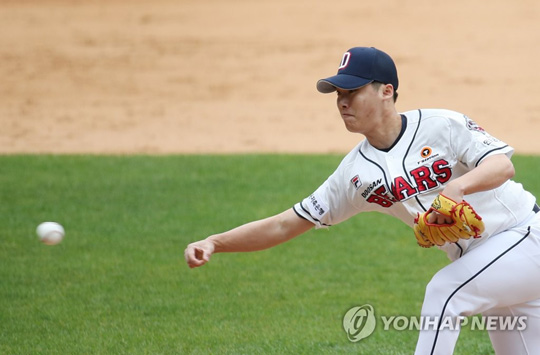 4월 19일 오후 서울 송파구 잠실야구장에서 열린 두산 베어스의 청백전에서 백팀 박치국이 역투하고 있다. [연합뉴스 자료사진]