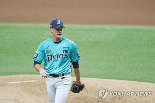 (서울=연합뉴스)  16일 오후 서울 구로구 고척스카이돔에서 열린 프로야구 NC 다이노스와 키움 히어로즈의 경기. NC 드류 루친스키가 7이닝을 무실점으로 마친 뒤 더그아웃으로 향하고 있다. 2020.7.16