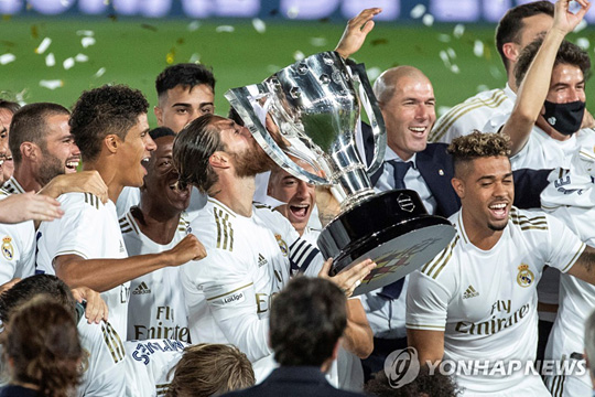 라리가 우승 세리머니 하는 레알 마드리드 선수단 [EPA=연합뉴스]