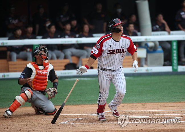 (서울=연합뉴스) 임헌정 기자 = 19일 오후 서울 송파구 잠실야구장에서 열린 2020 KBO리그 한화와 LG 경기.LG 김현수가 1회 말 2사 1루 역전 투런포를 날린 뒤 배트를 내려놓고 있다. 2020.7.19