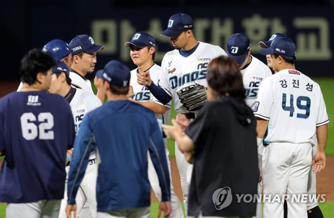 (창원=연합뉴스) 우정식 기자 = 19일 경남 창원NC파크에서 열린 프로야구 kt wiz-NC 다이노스 경기에서 8-2로 승리한 NC 선수들이 마운드에 모여 승리의 하이파이브를 하고 있다. 2020.7.19