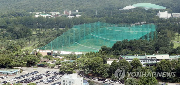 (서울=연합뉴스) 정부와 여당이 서울 주택공급 확충 방안의 하나로 개발제한구역 해제를 검토하기로 입장을 정한 것으로 알려졌다. 사진은 서울 노원구 태릉골프장. 2020.7.16