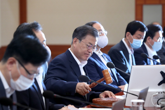 문재인 대통령이 21일 오전 청와대에서 국무회의를 시작하며 의사봉을 두드리고 있다.   연합뉴스