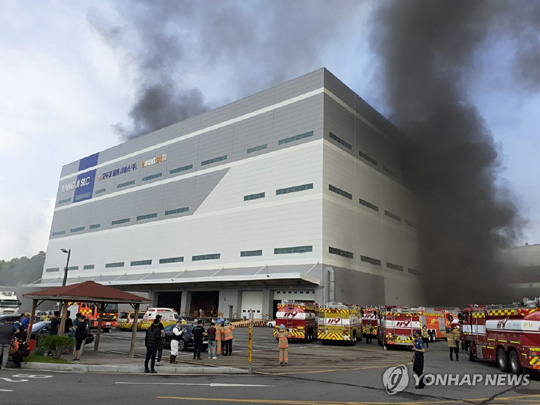 (서울=연합뉴스) 21일 오전 8시 29분께 경기 용인시 처인구 양지면 제일리 소재 SLC 물류센터에서 불이 났다.소방당국은 대응 2단계(5∼9개 소방서가 함께 진화작업)를 발령해 진화 작업 중이다. 2020.7.21 [소방청 제공. 재판매 및 DB 금지]
