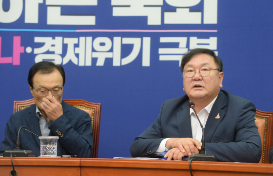 김태년(오른쪽) 더불어민주당 원내대표가 22일 오전 국회에서 열린 최고위원회의에서 모두 발언을 하고 있다. 왼쪽은 이해찬 민주당 대표.   김선규 기자