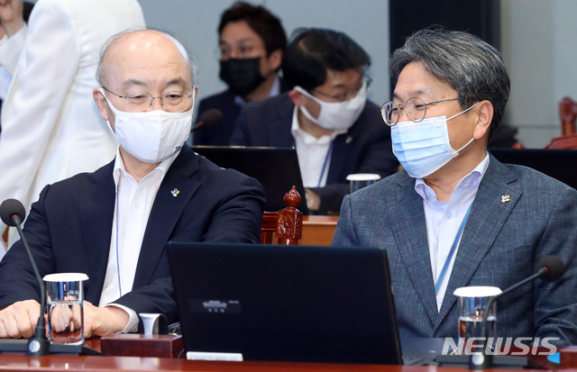 [서울=뉴시스]강기정 정무수석과 김조원 민정수석이 29일 청와대 여민관에서 열린 수석 보좌관회의에 참석해 이야기를 나누고 있다. 2020.06.29.