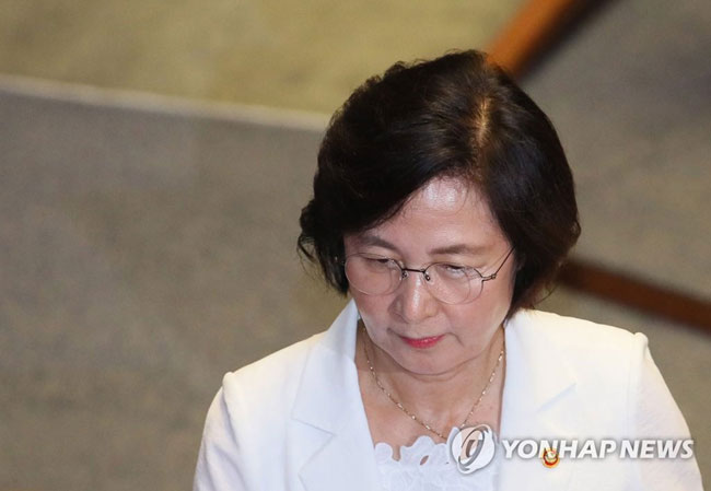 (서울=연합뉴스) 진성철 기자 = 추미애 법무부 장관이 22일 국회 본회의에서 진행된 정치·외교·통일·안보에 관한 대정부 질문에서 답변을 마친 뒤 자리로 돌아가고 있다.