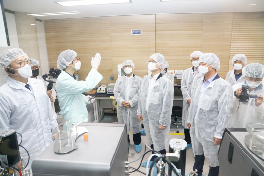 지난달 대전 유성구 솔젠트에서 열린 ‘스마트공장 현장혁신 보고회’에서 중소벤처기업부, 중소기업중앙회, 삼성전자 관계자들이 새롭게 바뀐 솔젠트 스마트공장을 둘러보고 있다. 중소기업중앙회 제공