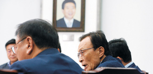 이해찬(오른쪽 두 번째) 더불어민주당 대표가 24일 오전 국회에서 열린 최고위원회의에서 모두 발언을 하고 있다. 벽면에 노무현 전 대통령 사진이 걸려 있다.  김선규 기자