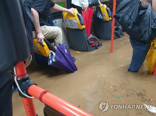 (부산=연합뉴스) 집중호우가 내린 23일 부산 한 버스에 도로 침수로 물이 차올라 시민들이 불편을 겪고 있다. [독자 제공. 재판매 및 DB 금지]