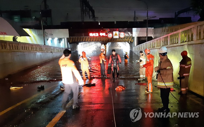 (부산=연합뉴스) 23일 많은 비가 내린 부산 동구 초량동 부산역 인근 제1지하차도에 출동한 소방대원들이 구조작업을 벌이고 있다. 2020.7.24 [부산소방재난본부 제공·재판매 및 DB 금지]